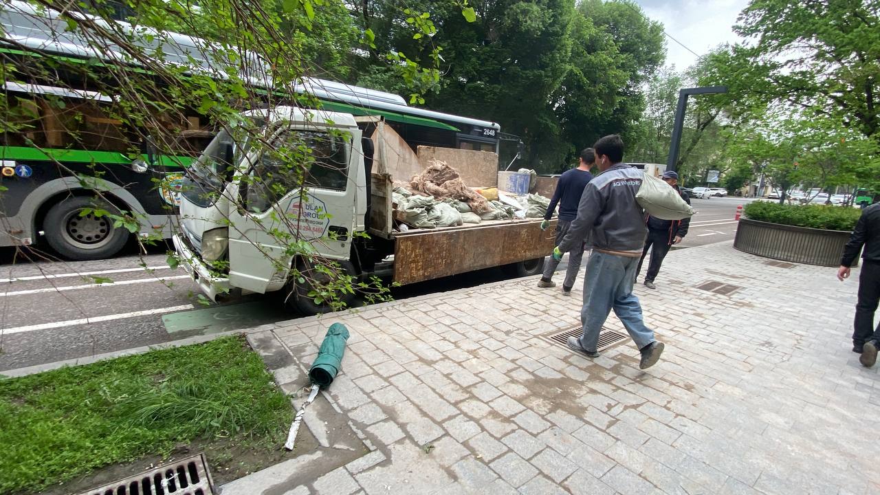 Вывоз и утилизация бытовой техники в Алматы: погрузка в машину